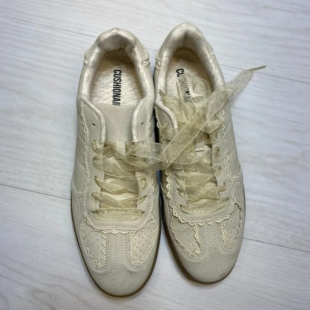 Cushionaire Belinda Sneakers Women's Size 11 White Lace Detail Casual Low Top‎